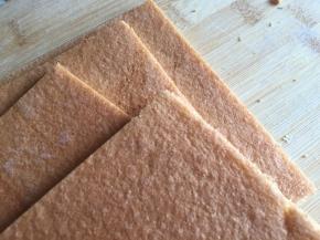 晾凉后蛋糕片切成均匀的四片，放一边备用

蛋糕片制作完毕