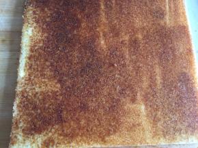 终于，所以的材料做好了，现在开始组装了！

这个顺序是从最低层开始的！！！

拿一片蛋糕片，刷上适量的潘趣酒，抹咖啡奶油霜。这是第一层。

第二层，蛋糕片，刷潘趣酒，抹甘纳许。

第三层，蛋糕片，刷潘趣酒，抹咖啡奶油霜。冷藏20分钟，抹甘纳许。

第四层，蛋糕片，刷潘趣酒，抹咖啡奶油霜。然后冷藏5分钟

然后，注意，第四层，要反过来放，就是说，第四层的奶油霜和第三层的甘纳许紧挨放置。放到最后，最上面一层是蛋糕片