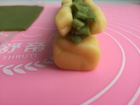 然后在抹茶条的两侧贴上两个小原色条。这两个就是兔子的耳朵