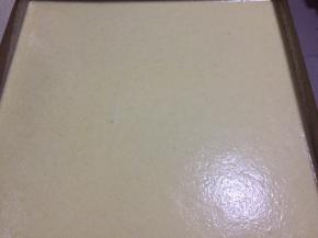 蛋黄糊倒入烤盘，轻震几下，使蛋糕糊在烤盘里平铺