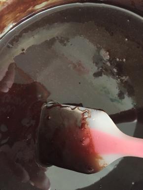 淋面制作

1.60克水和110克白砂糖，放入锅中加热到104°关火。

2.加入75克巧克力轻轻搅拌均匀。

3.把5克吉利丁片用纯净水浸泡。

4.可可粉过筛入巧克力糊，搅拌均匀

5.泡好的吉利丁片放入巧克力糊搅拌均匀。

6.静置15分钟糊化一下

7.过筛备用

淋面制作完毕