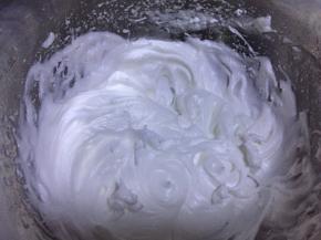 打蛋器高速打发，打到提起打蛋器，蛋白有小尖角。此时烤箱预热190度