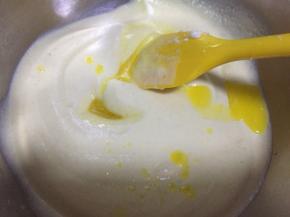 黄油融化呈液态之后倒入蛋黄糊，快速搅拌均匀