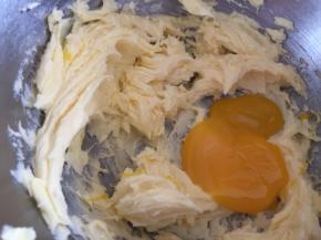 然后，加一个蛋黄，低速打均匀