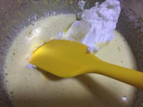 取三分之一的蛋白和蛋黄糊翻拌均匀