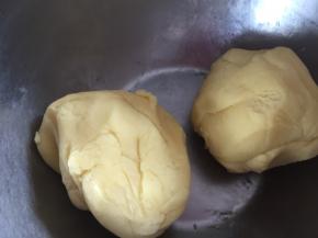 和好的面团分成两份，一份大约158克左右