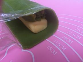 用剩下的抹茶面片包住原色的面团