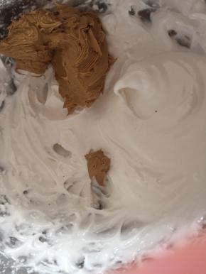 取二分之一黄油咖啡混合物与蛋白霜低速打发均匀