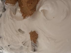 取二分之一黄油咖啡混合物与蛋白霜低速打发均匀