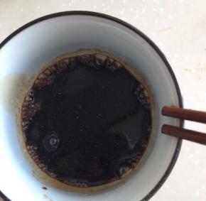 蒸的时候，开始调汁，把蒸鱼豉油，米醋，鸡精，白胡椒粉，盐，耗油放到碗中搅拌均匀