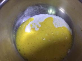 蛋糕片制作

36克杏仁粉，36克糖粉，9克低粉混合过筛两次。和打撒的鸡蛋液混合