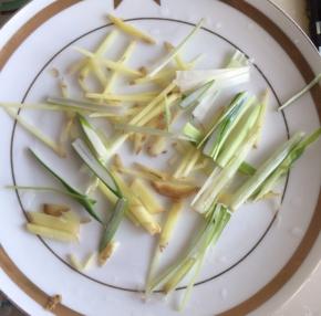 姜和葱全部切丝，在盘子里面铺一层葱姜丝