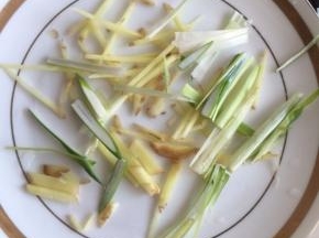姜和葱全部切丝，在盘子里面铺一层葱姜丝