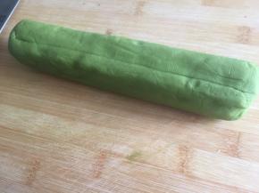 半小时后拿出来用刀切成大概6毫米厚的片