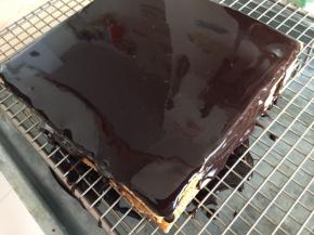 组装好之后，开始淋面，淋面的时候，蛋糕体要放在网架上，底下垫烤盘。淋面从蛋糕的最中间一个点的位置处慢慢倒下来，然后等待淋面慢慢的覆盖好蛋糕体。千万不要四周淋。流下去的淋面可以回收，然后冷冻，下次解冻还可以使用。