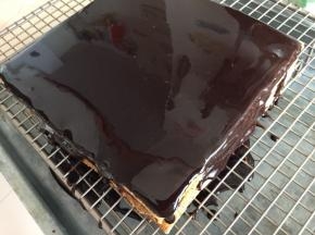 组装好之后，开始淋面，淋面的时候，蛋糕体要放在网架上，底下垫烤盘。淋面从蛋糕的最中间一个点的位置处慢慢倒下来，然后等待淋面慢慢的覆盖好蛋糕体。千万不要四周淋。流下去的淋面可以回收，然后冷冻，下次解冻还可以使用。