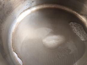 48克白砂糖和15克水混合放锅中小火加热到118°关火