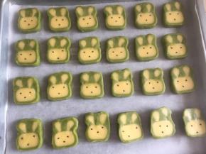 用黑芝麻装饰一下，做成小兔子的眼睛和嘴，烤箱140度预热