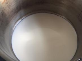 甘纳许制作

72克淡奶油倒入小锅中加热到85°关火