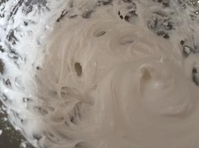 然后用打蛋器把混合物打到均匀，并且有亮度，有阻力，放置一边备用