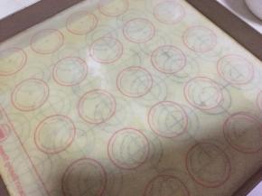 烤盘垫硅胶垫，或者油布