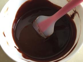 倒入72克巧克力，静置三分钟后，轻轻的搅拌均匀后，倒出来静置晾凉备用

甘纳许制作完毕