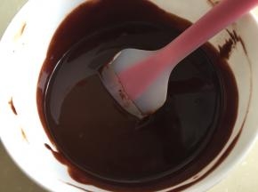 倒入72克巧克力，静置三分钟后，轻轻的搅拌均匀后，倒出来静置晾凉备用

甘纳许制作完毕