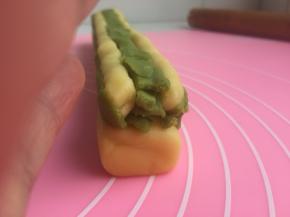 在兔子耳朵两侧在贴一条抹茶面片