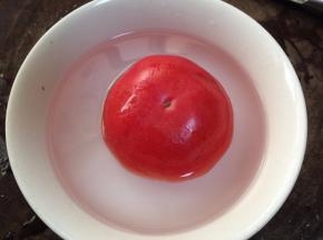 西红柿用开水烫一下剥去外皮