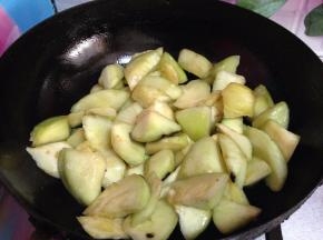 倒入茄块翻炒