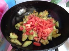 加入西红柿碎翻炒均匀