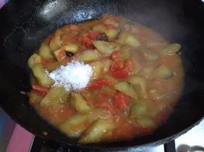 加入少许开水煮2分钟，加入白糖、盐调味，再煮2分钟