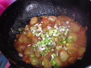 汤汁合适的时候加入青蒜碎炒匀即可