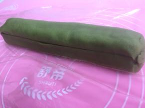 包好后用保鲜膜在裹起来，放入冰箱冷冻半个小时