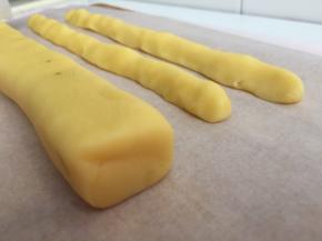 把原色的面团分成两个20克的小面团，做成两个长20厘米的长条。另外一个做成长方形长20厘米的长条。放入冰箱冷冻。冷冻。冷冻