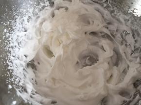 打蛋器高速打发到蛋白提起打蛋器有小尖角，放置一边备用