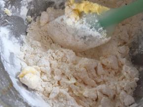 用手配合划刀搅拌均匀