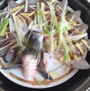 腌制20分钟，冷水上锅蒸，上汽之后蒸六分钟，闷两分钟出锅