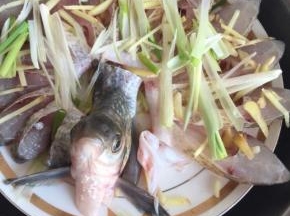 腌制20分钟，冷水上锅蒸，上汽之后蒸六分钟，闷两分钟出锅