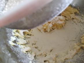 低筋面粉，过筛入打均匀的黄油