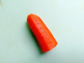 红萝卜小半截，削皮，切丁