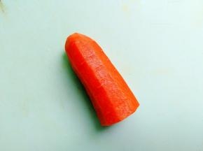 红萝卜小半截，削皮，切丁