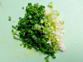 趁发酵的功夫，我们来准备葱油吧，葱切丁，切好的葱花可以直接做花卷，如果你不忙的话，我们把葱花煎一下吧