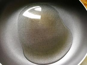 锅里放15克油，小火加热