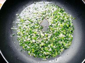 煎到葱花要变色时，装起来待用