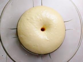 手指沾面粉，扎进面团里，面团不回缩的话，就说明面团发酵好了，然后排气，揉一下，静置一会