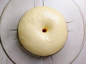 手指沾面粉，扎进面团里，面团不回缩的话，就说明面团发酵好了，然后排气，揉一下，静置一会