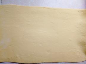 把静置好的面团擀成长方形