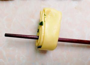 面团对折，可以适量拉长