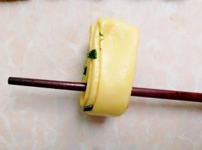 面团对折，可以适量拉长